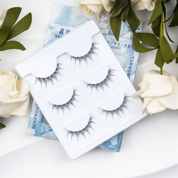 บรรลุลุคอนิเมะที่สมบูรณ์แบบด้วย Clear Band Manga Lashes